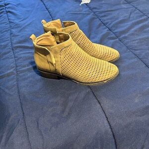 Francesca’s Light Brown Boots With Low Heel Size 6